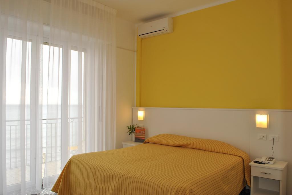 Hotel Bristol Лайджелия Екстериор снимка