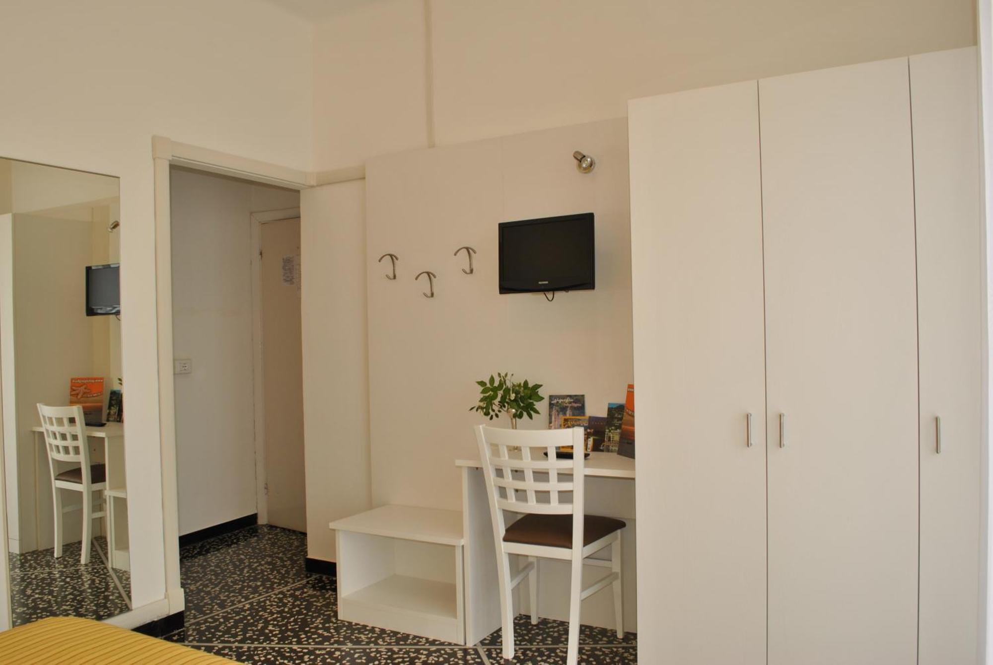 Hotel Bristol Лайджелия Екстериор снимка