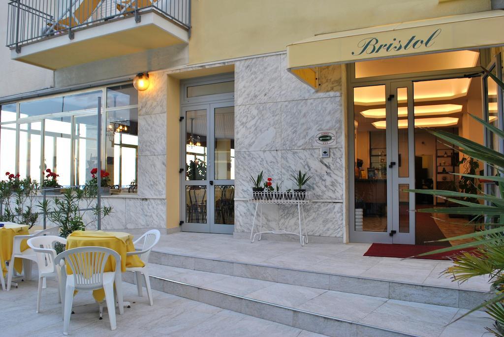 Hotel Bristol Лайджелия Екстериор снимка