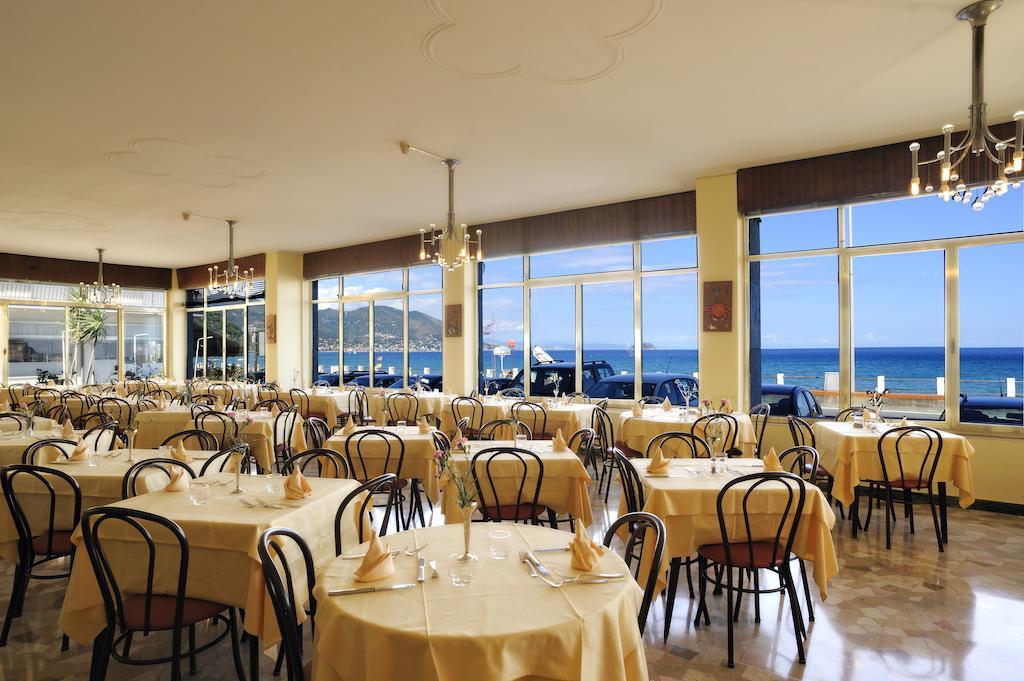 Hotel Bristol Лайджелия Екстериор снимка