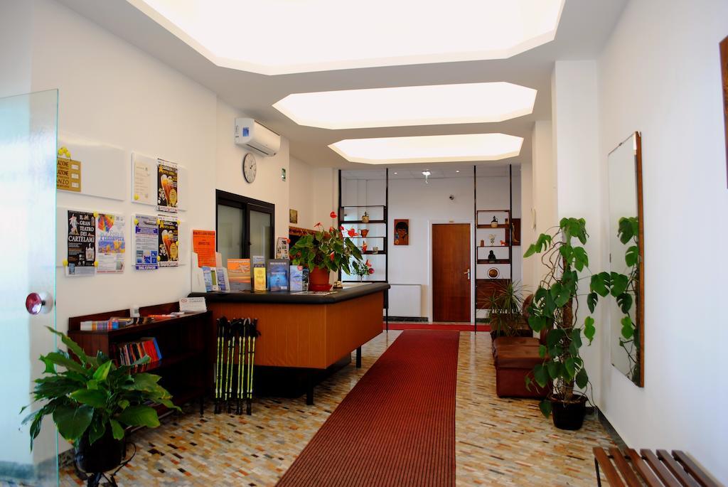 Hotel Bristol Лайджелия Екстериор снимка