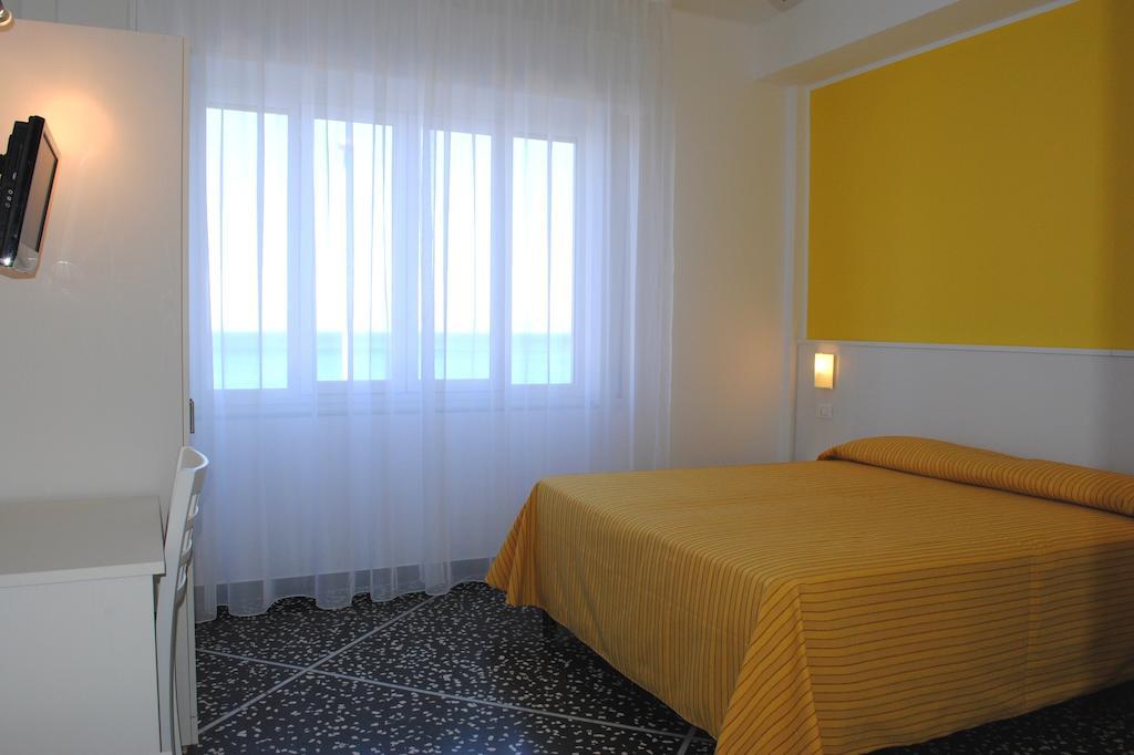 Hotel Bristol Лайджелия Стая снимка