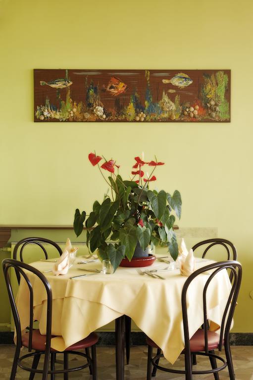 Hotel Bristol Лайджелия Екстериор снимка