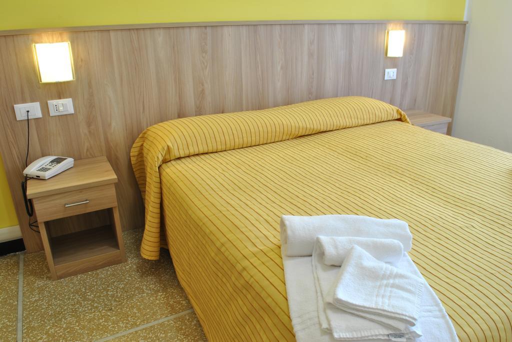 Hotel Bristol Лайджелия Екстериор снимка