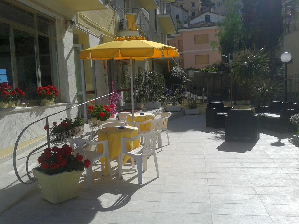 Hotel Bristol Лайджелия Екстериор снимка